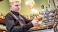Mladý výepní David Opálka zvládne lidem natoit prvotídní pivo.