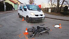 Auto ve Dvo�e Králové porazilo cyklistu na elektrokole. (7. února 2023)