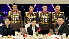 Severokorejský lídr Kim ong-un se se svou dcerou Kim u-e a enou Ri Sol-u...