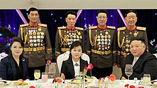 Severokorejský lídr Kim �ong-un se se svou dcerou Kim �u-e a �enou Ri Sol-�u...
