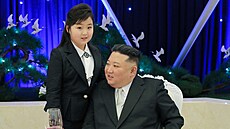 Severokorejský lídr Kim �ong-un se svou dcerou Kim �u-e a �enou Ri Sol-�u...