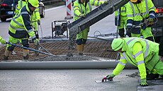 Dělníci opravují betonový povrch dálnice D5 u Nýřan na Plzeňsku. (12. 10. 2022)