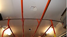 Vandal či vandalové poškodili interiér tramvají v Plzni.