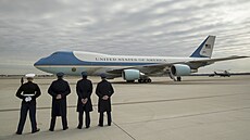 Boeing 747 slouil i jako letadlo prezident USA - Air Force One. Na snímku z...