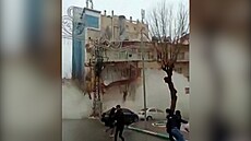 Video zachycuje dsivý pád domu po zemtesení v Turecku