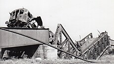 Na jaře 1945 prchající wehrmacht vyhodil do povětří všechny mosty na trati. Na...