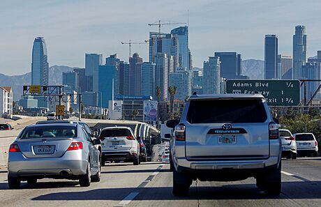 Provoz na dálnici ve smru na Los Angeles, Kalifornie, USA. (22. bezna 2022)