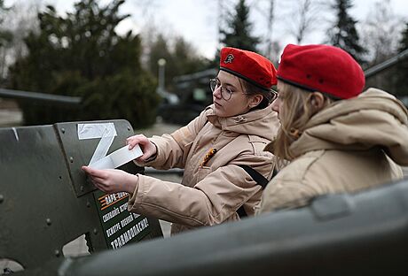 Ruská dvata v Krasnodaru lepí na vozidlo písmeno Z na znamení podpory ruské...