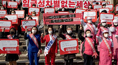 Vláda v Jiní Koreji chce eny k plození dtí uplácet, ony vak chtjí eit...