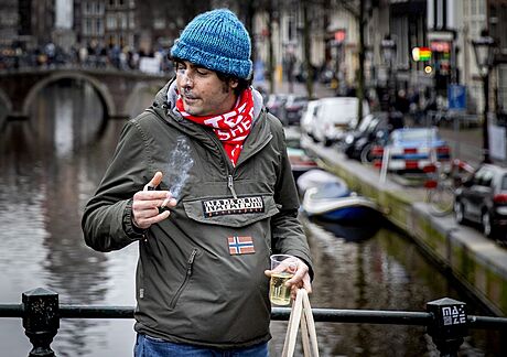 Turista, který si uívá cigaretu marihuany v amsterdamské tvrti ervených...