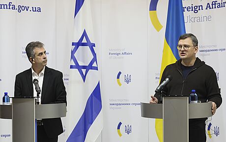Izraelský ministr zahranií Eli Kohen po boku svého ukrajinského protjku...