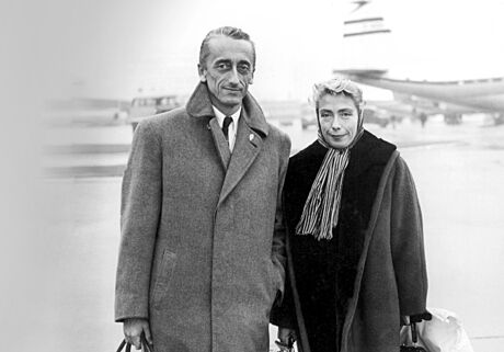 Francouzský hlubinný przkumník Jacques-Yves Cousteau se svou enou Simone na...