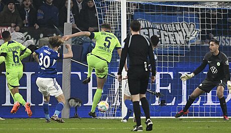 Alex Král (druhý zleva) ze Schalke sice pekonal brankáe Koena Casteelse z...