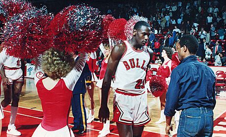 Michael Jordan v dresu Chicaga pi své premiérové sezon v NBA v roce 1985.