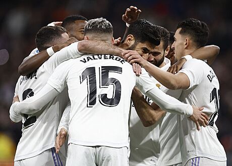 Fotbalisté Realu Madrid oslavují gól.