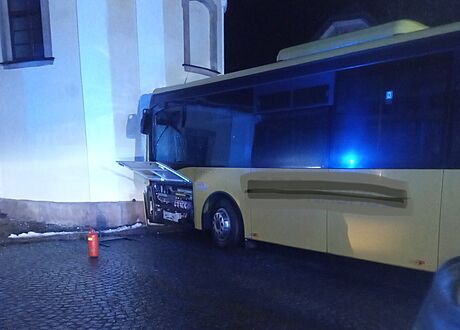 Na Náchodsku narazil autobus do kostela, nkolik lidí se zranilo. (12. února...