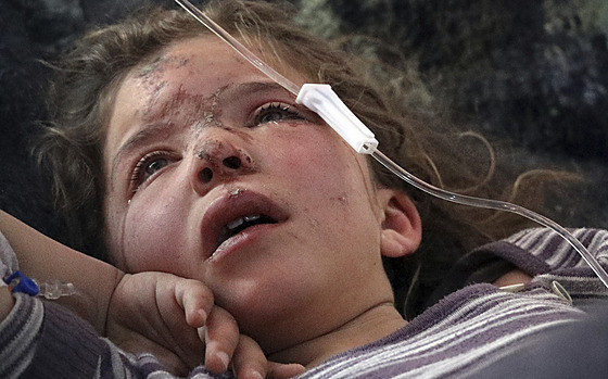 Sedmiletá dívka, která byla 50 hodin po zemtesení vytaena ze sutin v syrské...