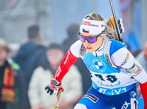 Tereza Voborníková bhem stíhacího závodu na mistrovství svta v Oberhofu.