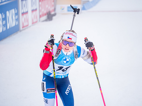 Tereza Voborníková v cíli stíhacího závodu na mistrovství svta v Oberhofu.