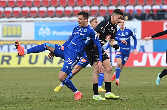 Jakub Pokorný z Olomouce a tpán Harazim z Hradce Králové v souboji.