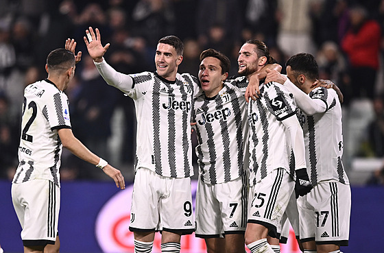 Fotbalisté Juventusu Turín slaví branku proti Fiorentin.