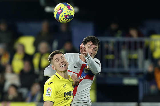 Juan Foyth z Villarrealu a Andreas Christensen z Barcelony ve vzduném souboji.