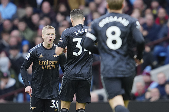 Fotbalisté Arsenalu se radují z gólu, který vstelil Oleksandr Zinenko.