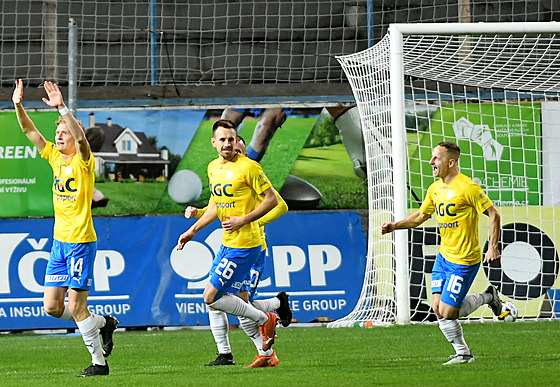Fotbalisté Teplic se radují z gólu, který vstelil Tadeá Vachouek (vlevo).