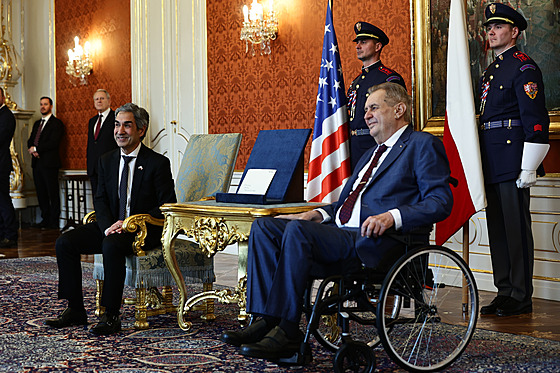Miloš Zeman přijal dekrety nových velvyslanců USA a Británie. USA v Česku...