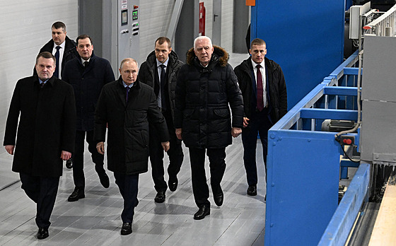Ruský prezident Vladimir Putin v doprovodu generálního editele ULK Group...