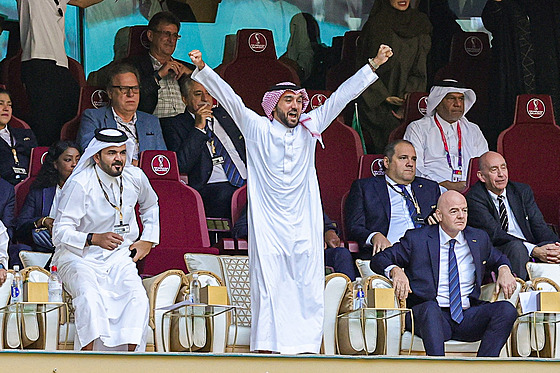 Saúdský korunní princ Muhammad bin Salmán (uprosted) slaví vítzství nad...