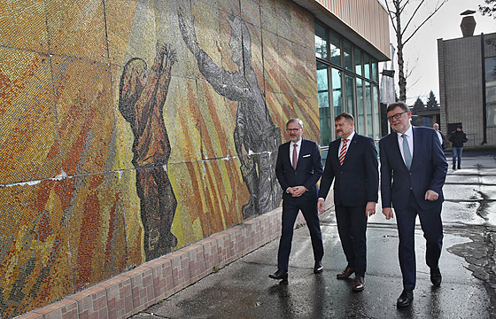 Premiér Petr Fiala (vlevo s ministrem financí Zbykem Stanjurou (vpravo) a...