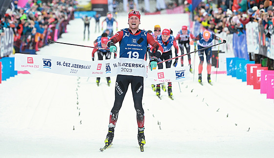 Norský lya Kasper Stadaas pijídí do cíle jako vítz Jizerské padesátky.