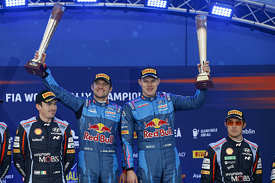 Estonci Ott Tänak a Martin Järveoja se radují z vítzství na védské rallye.