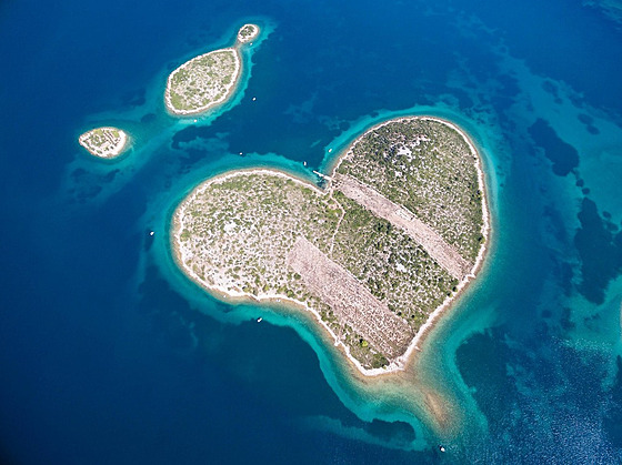 Chorvatský ostrvek Galenjak má tvar srdce. (3. záí 2016)