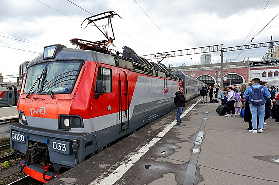 Vlak ruské spolenosti Grand Service Express company na nádraí v Moskv (28....