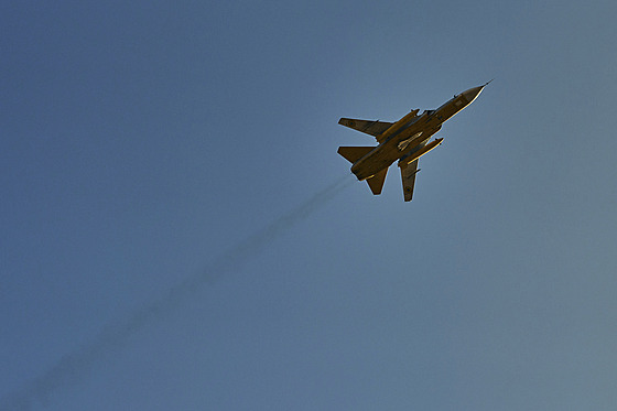 Bojový letoun Suchoj Su-24 (v kódu NATO Fencer) ukrajinského letectva letí...