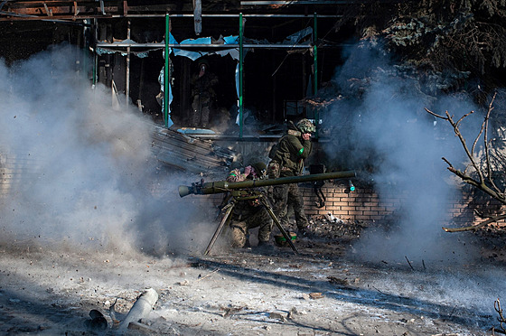 Ukrajintí vojáci stílejí z protitankového granátometu SPG-9 v první linii ve...
