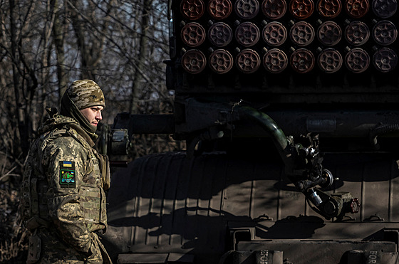 Ukrajinský voják stojí vedle raketometu BM-21 Grad ped stelbou na ruské...
