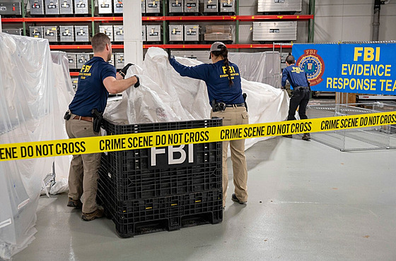 Zvlátní agenti FBI zkoumají materiál získaný z objektu sesteleného u pobeí...