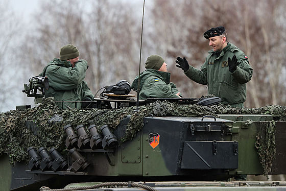 Poltí instruktoi pipravují ukrajinské vojáky na pímý boj v tancích Leopard...