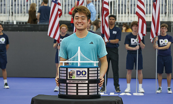 ínský tenista  Wu I-ping  s trofejí pro vítze turnaje v Dallasu.