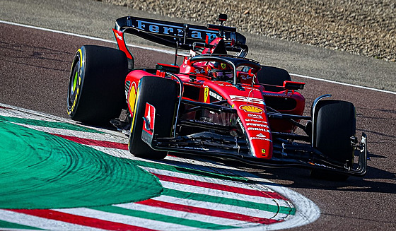 Nový monopost Ferrari pi pedstavení na okruhu Fiorano u továrny v Maranellu.