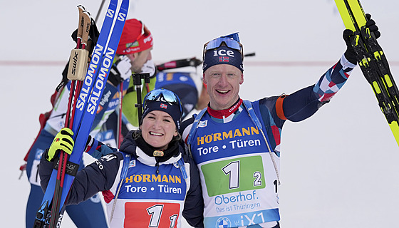 Nortí biatlonisté Marte Olsbuová-Röiselandová.a Johannes Thingnes Bö se radují...