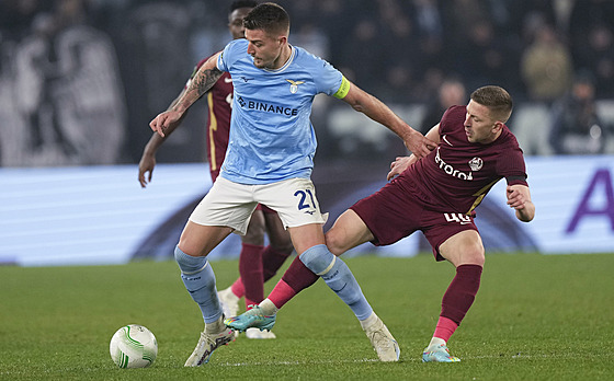 Sergej Milinkovi-Savi (vlevo) z Lazia ím bránný Lovrem Cvekem z Klue.