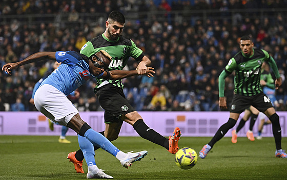 Victor Osimhen (vlevo) z Neapole st�ílí gól v zápase se Sassuolem.