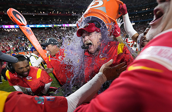 Andy Reid dostává sprchu od oslavujících fotbalist Kansas City Chiefs.