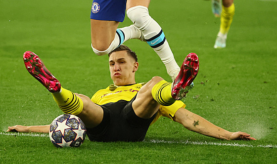 Nico Schlotterbeck z Dortmundu v zápase s Chelsea
