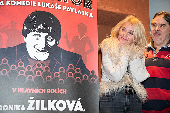 Veronika ilková a Oldich Lichtenberg u plakátu chystané komedie Já, diktátor