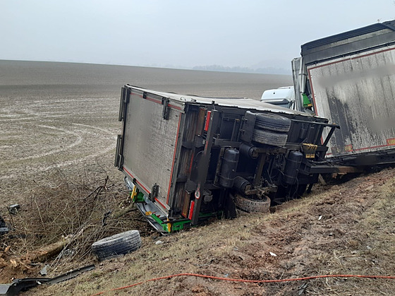 Nehoda kamionu, nákladního a osobního auta zastavila provoz u Ohave na...